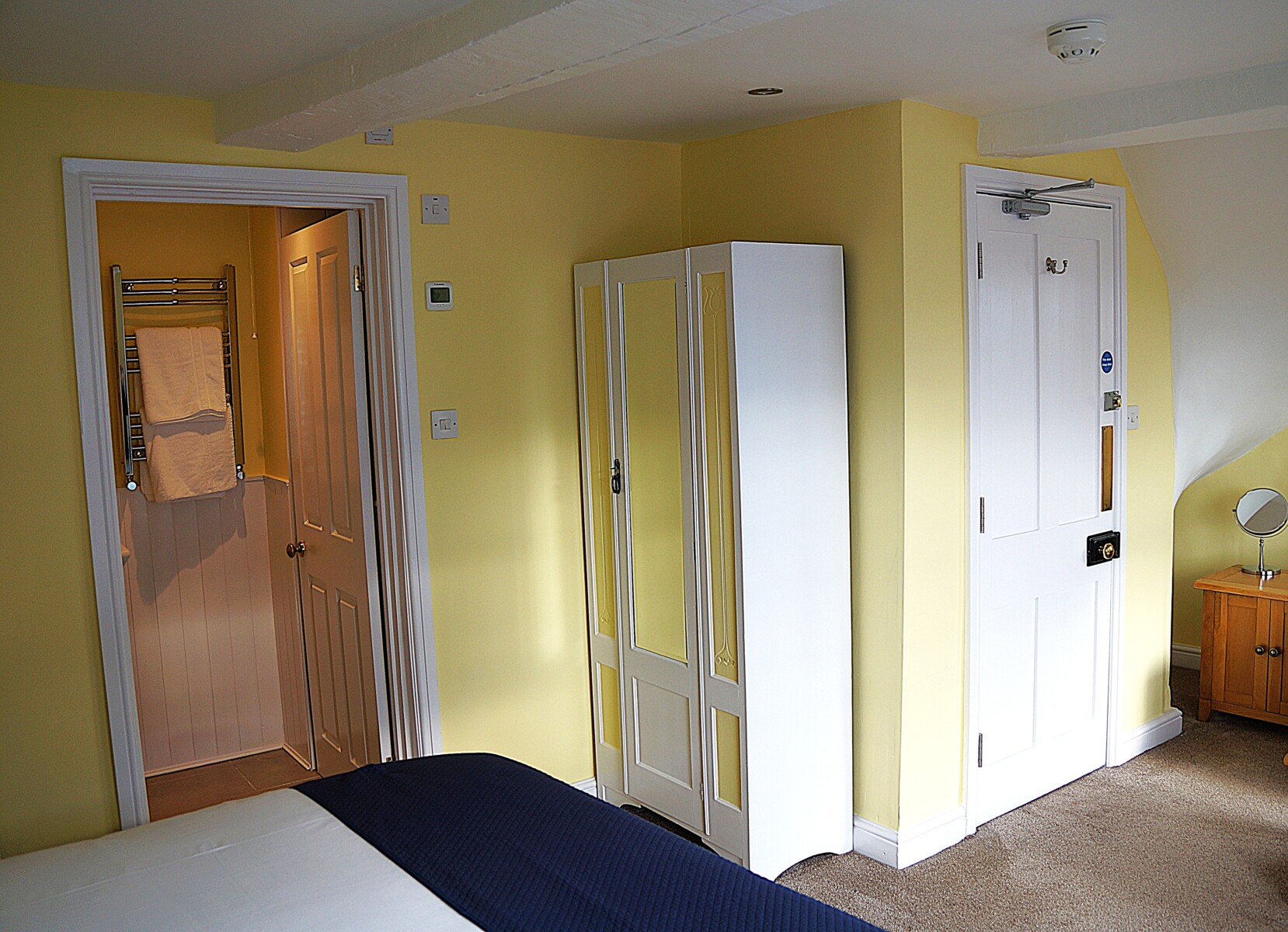 New Photos for SuperKing Twin Ensuite with partial river views 4